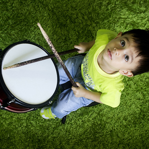 Jugendkunstschule  Junge am Schlagzeug