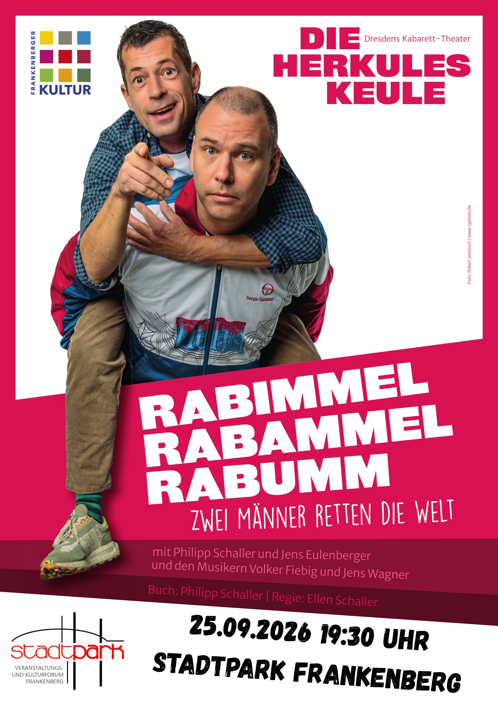 Treffen sich zwei. Sagt der Eine zum Anderen: »Meine Frau braucht Raum für sich.« Was wie ein Witz beginnt, wird für den Anderen zum Albtraum. Denn kaum beim Anderen eingezogen, zeigt der Eine dem Anderen, wie er ab jetzt zu leben hat: Gendergerecht, verpackungsfrei, vegan! Sprachsensibel und woke! Und weil der Andere sich nicht ändern will, klebt sich der Eine auf den Fußboden. Sie kennen diese Debatten von zuhause? Die neue Kabarettkomödie von Philipp Schaller holt den Streit vom Küchentisch auf die Bühne der Herkuleskeule, treibt den Irrwitz auf die Spitze und findet doch keine Antworten. Dass es dabei hochmusikalisch zugeht, dafür sorgen die Musiker Jens Wagner und Volker Fiebig - mit neuen Beats und so virtuos, da macht sogar Streiten Spaß. Regie führt die Kabarettistin Ellen Schaller, die sich mit ihrer ganzen Erfahrung so ins Zeug legt, dass sie am liebsten mitspielen möchte. Darf sie aber nicht, denn es ist ein Stück für zwei: Jens Eulenberger und Philipp Schaller.