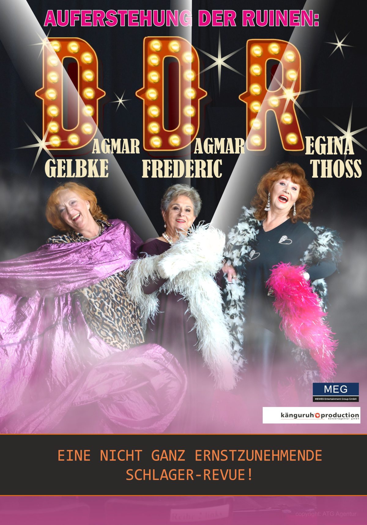 D.D.R. Revue „Auferstehung der Ruinen“ Dagmar Gelbke Dagmar Frederic Regina Thoss Eine nicht ganz ernst zu nehmende Schlager-Revue Dagi, Daggel und Regina - zusammen bringen sie 235 Jahre Lebenslust auf die Bühne. Doch die drei Showlegenden verbindet in erster Linie wenig, außer der Tatsache, dass sie ihre größten Erfolge schon in den 1970er Jahren in der ostdeutschen Unterhaltungsbranche feierten. Welch ein Zufall, dass die Anfangsbuchstaben ihrer Vornamen eine Assoziation zur untergegangenen DDR provozieren. Und so lag es nahe, die Ladies aus den Ruinen jener Unterhaltungsepoche mit einem neu kreierten Showprogramm wieder auferstehen zu lassen. Alle drei Künstlerinnen haben sich nach der Wende vor 35 Jahren in ihrem Metier behaupten können, aber eine gemeinsame Arbeit wie diese gab es bisher nicht, Kunststück, sie sind eben auch nicht die allerbesten Freundinnen und fahren gern mal ihre Ellenbogen gegeneinander aus. In diesem Programm schlängeln sich die „Golden Girls des Ostens“ durch Altbekanntes und Wiederaufgefundes, Kokettes und Klassisches. Ob es gelingt, dass die drei Damen, die sich lustvoll kräftig auf die Schippe nehmen, mit dieser Show doch noch ihr gemeinsames Happy End feiern, bleibt offen. Fest steht nur, dass jeder Abend immer irgendwie anders verläuft. Das Publikum erlebt einen grandiosen Mix aus scharfzüngigen Pointen und unvergesslichen Melodien, in dem DAGMAR GELBKE, die langjährige Bühnenpartnerin der legendären Helga Hahnemann, gemeinsam mit den beiden letzten echten Diven des deutschen Entertainments, DAGMAR FREDERIC und REGINA THOSS, alle Register zieht. Ihre ersten Konzerte im Herbst 2025 wurden mit großem öffentlichen Interesse verfolgt und das Experiment war somit geglückt. Umjubelte Vorstellungen vor ausverkauften Häusern sprachen für den Erfolg des Projektes. Freuen Sie sich auf ein Fest der guten Laune, das in jedem Fall mit den drei Ausnahme-Künstlerinnen einen unvergesslichen Eindruck hinterlassen wird! Vorhang auf für die jungen Ruinen!