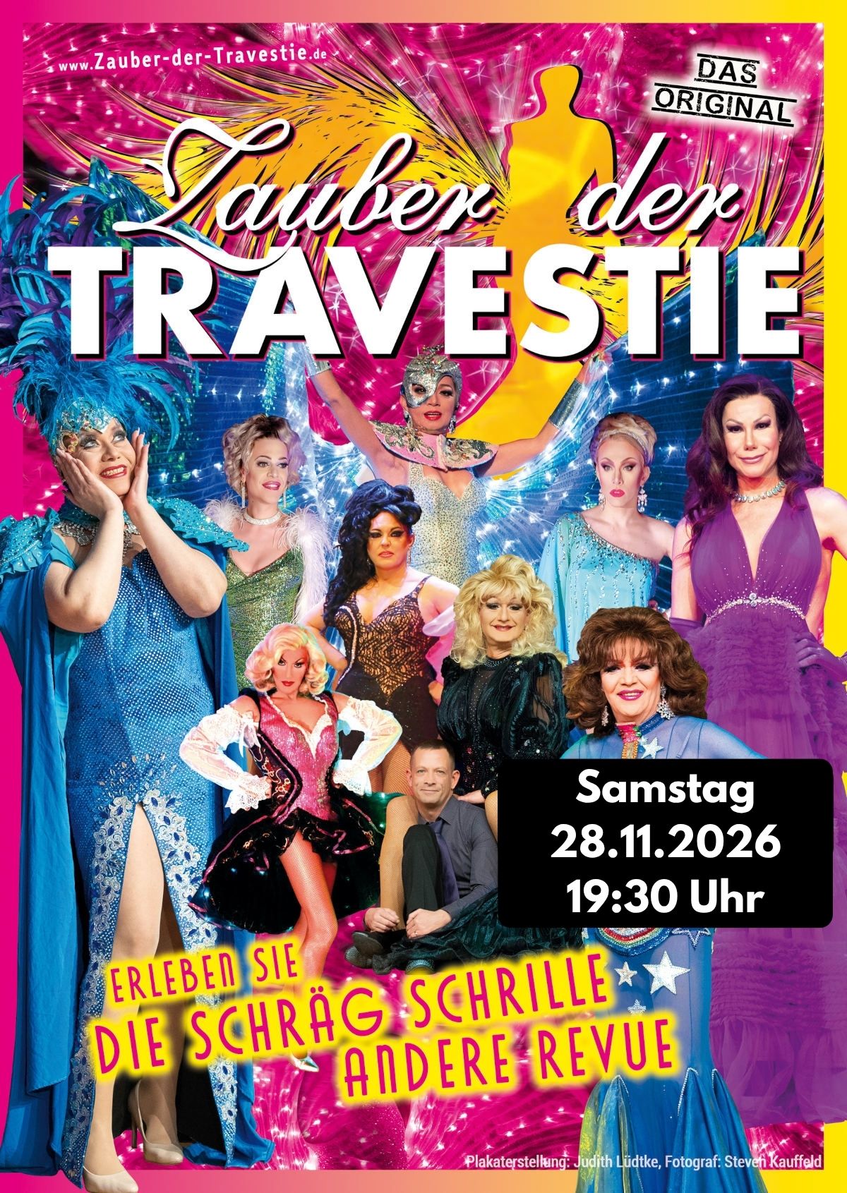 D.D.R. Revue „Auferstehung der Ruinen“ Dagmar Gelbke Dagmar Frederic Regina Thoss Eine nicht ganz ernst zu nehmende Schlager-Revue Dagi, Daggel und Regina - zusammen bringen sie 235 Jahre Lebenslust auf die Bühne. Doch die drei Showlegenden verbindet in erster Linie wenig, außer der Tatsache, dass sie ihre größten Erfolge schon in den 1970er Jahren in der ostdeutschen Unterhaltungsbranche feierten. Welch ein Zufall, dass die Anfangsbuchstaben ihrer Vornamen eine Assoziation zur untergegangenen DDR provozieren. Und so lag es nahe, die Ladies aus den Ruinen jener Unterhaltungsepoche mit einem neu kreierten Showprogramm wieder auferstehen zu lassen. Alle drei Künstlerinnen haben sich nach der Wende vor 35 Jahren in ihrem Metier behaupten können, aber eine gemeinsame Arbeit wie diese gab es bisher nicht, Kunststück, sie sind eben auch nicht die allerbesten Freundinnen und fahren gern mal ihre Ellenbogen gegeneinander aus. In diesem Programm schlängeln sich die „Golden Girls des Ostens“ durch Altbekanntes und Wiederaufgefundes, Kokettes und Klassisches. Ob es gelingt, dass die drei Damen, die sich lustvoll kräftig auf die Schippe nehmen, mit dieser Show doch noch ihr gemeinsames Happy End feiern, bleibt offen. Fest steht nur, dass jeder Abend immer irgendwie anders verläuft. Das Publikum erlebt einen grandiosen Mix aus scharfzüngigen Pointen und unvergesslichen Melodien, in dem DAGMAR GELBKE, die langjährige Bühnenpartnerin der legendären Helga Hahnemann, gemeinsam mit den beiden letzten echten Diven des deutschen Entertainments, DAGMAR FREDERIC und REGINA THOSS, alle Register zieht. Ihre ersten Konzerte im Herbst 2025 wurden mit großem öffentlichen Interesse verfolgt und das Experiment war somit geglückt. Umjubelte Vorstellungen vor ausverkauften Häusern sprachen für den Erfolg des Projektes. Freuen Sie sich auf ein Fest der guten Laune, das in jedem Fall mit den drei Ausnahme-Künstlerinnen einen unvergesslichen Eindruck hinterlassen wird! Vorhang auf für die jungen Ruinen!